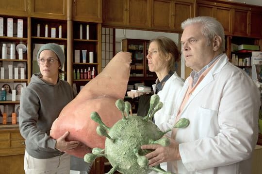 Schaufensterdekorateurin Tanja (Claudia Michelsen, l) in einer Szene der Komödie "Immer der Nase nach".