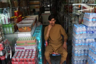 Ein Verkäufer sitzt im Eingang seines Geschäfts und wartet auf Kundschaft: Der Konflikt in Afghanistan lässt die Wirtschaft einbrechen.