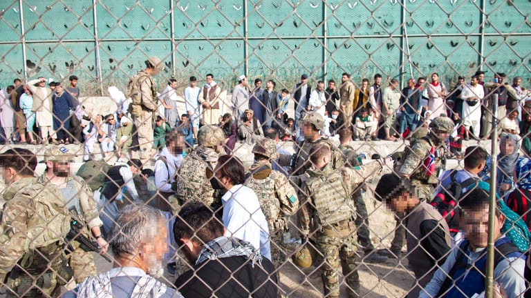 Soldaten sind am Flughafen Kabul im Einsatz. Rund um den Flughafen Kabul harren weiter Tausende Menschen in der Hoffnung auf einen Evakuierungsflug ins Ausland aus.