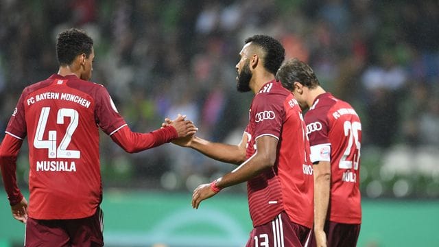 Zeigten sich in Bremen in Torlaune: Bayerns Eric Maxim Choupo-Moting (r) und Jamal Musiala. Zeigten sich in Bremen in Torlaune: Bayerns Eric Maxim Choupo-Moting (r) und Jamal Musiala.