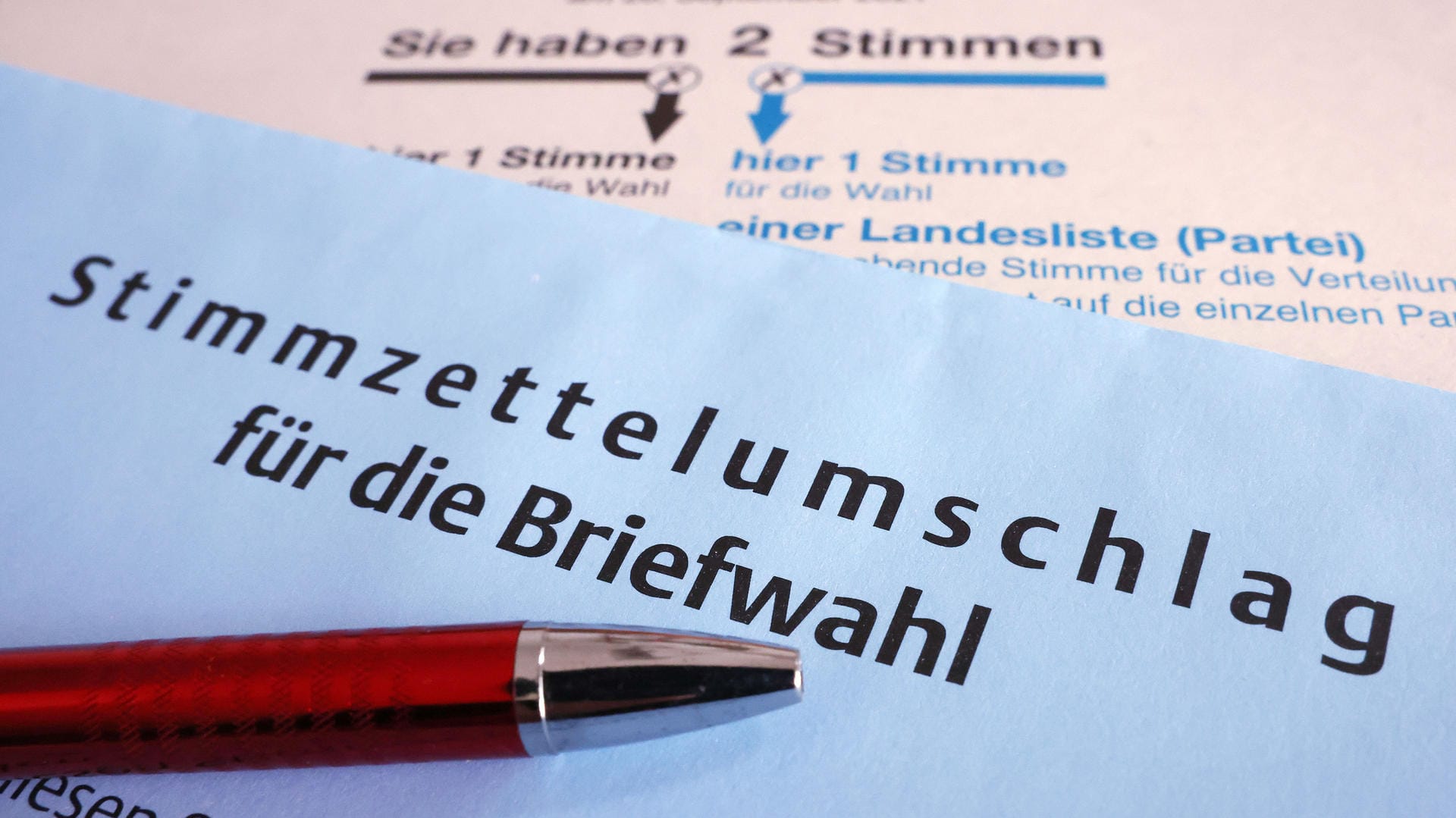 Ein Stimmzettel für die Briefwahl: Die Post geht von einer hohen Zahl von Wählern aus, die nicht erst am Wahlsonntag ihre Stimme abgeben. (Symbolbild) Ein Stimmzettel für die Briefwahl: Die Post geht von einer hohen Zahl von Wählern aus, die nicht erst am Wahlsonntag ihre Stimme abgeben. (Symbolbild)