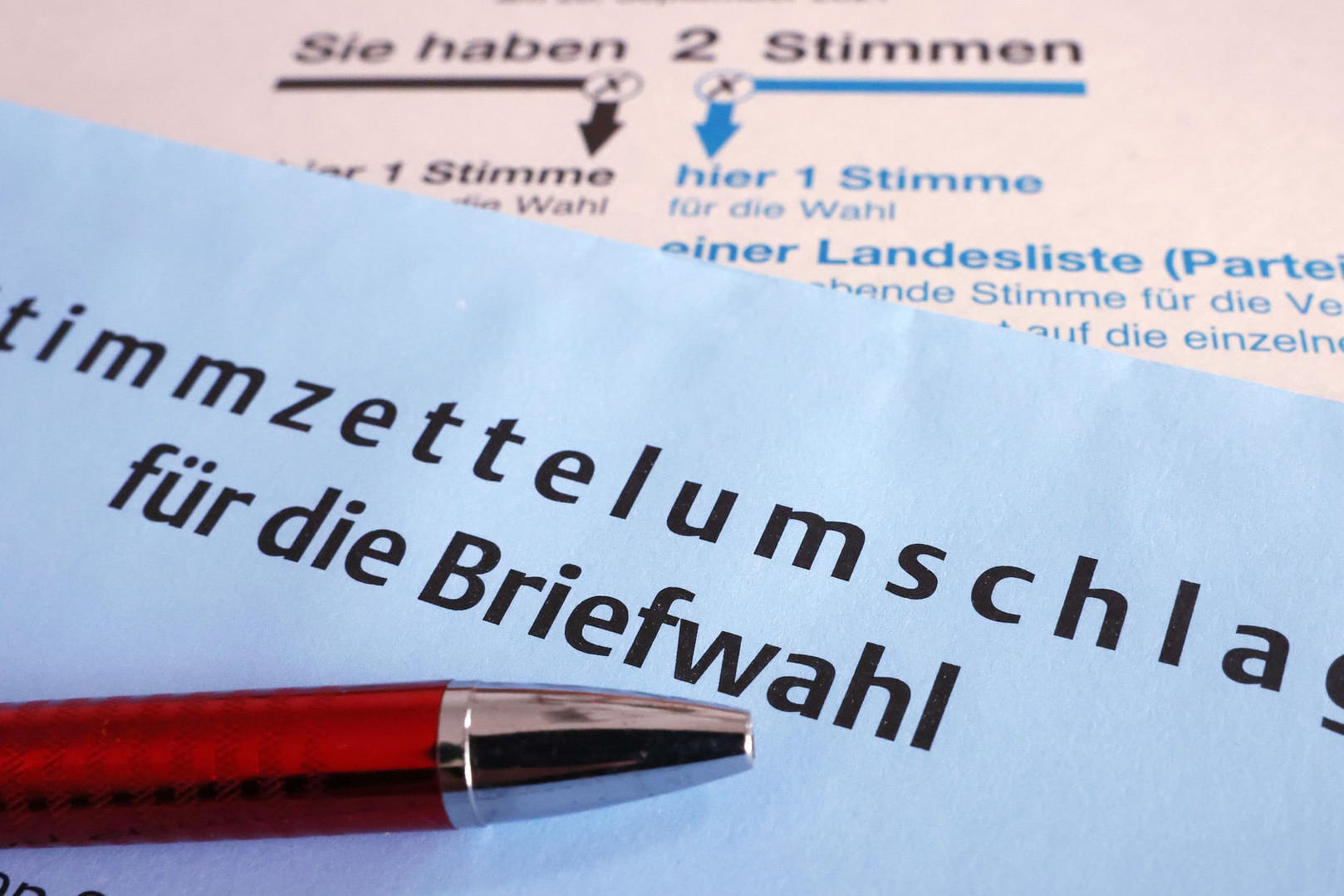 Ein Stimmzettel für die Briefwahl: Die Post geht von einer hohen Zahl von Wählern aus, die nicht erst am Wahlsonntag ihre Stimme abgeben. (Symbolbild)