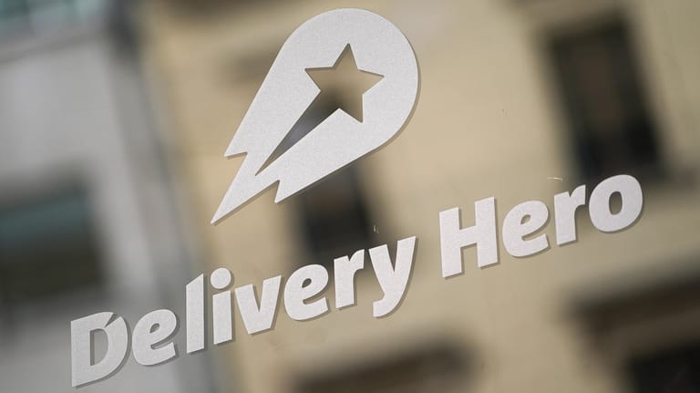 Logo von Delivery Hero: Das Lieferdienst-Unternehmen fährt im ersten Halbjahr 2021 fast eine Milliarde Minus ein – dabei läuft das Geschäft gut.
