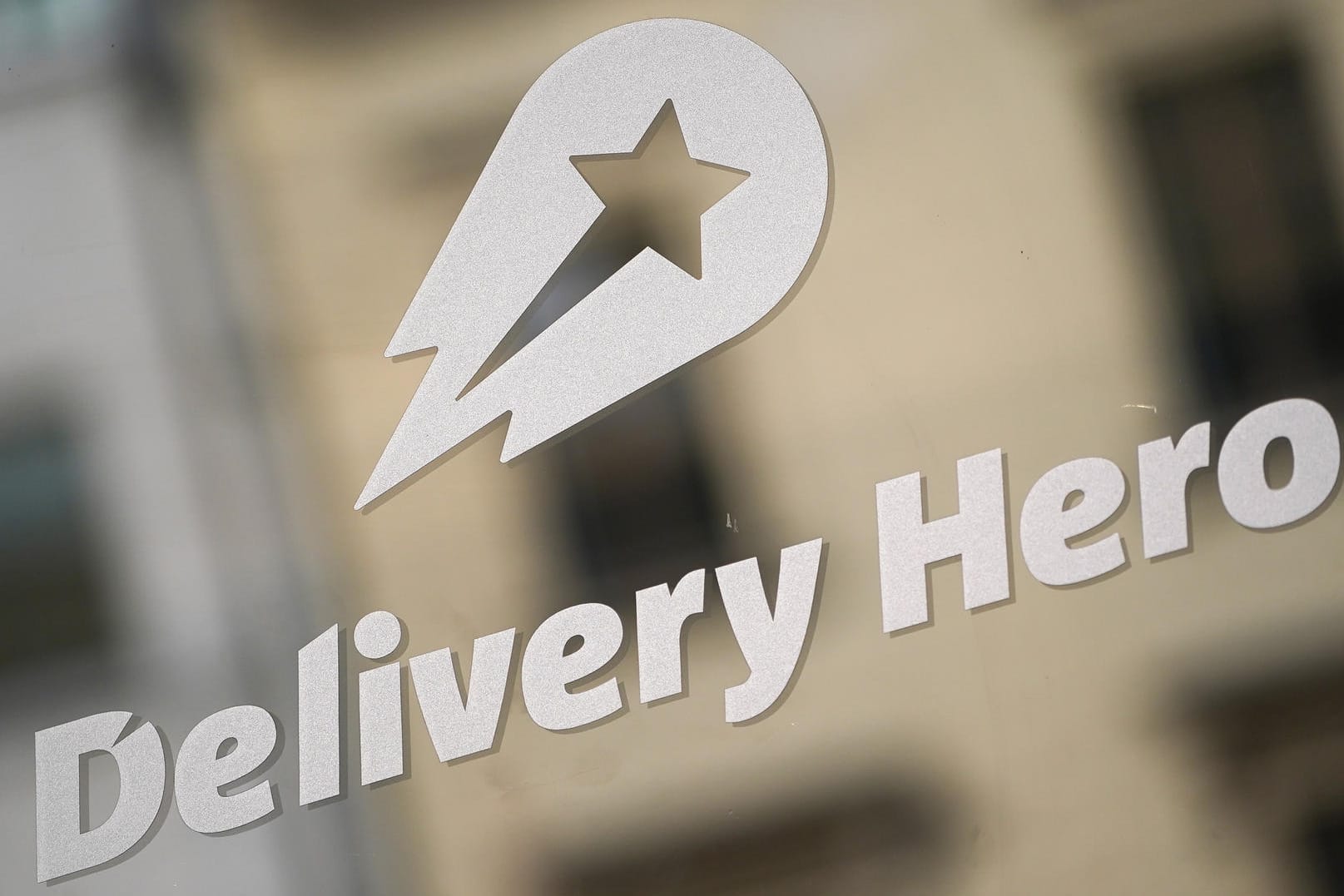Logo von Delivery Hero: Das Lieferdienst-Unternehmen fährt im ersten Halbjahr 2021 fast eine Milliarde Minus ein – dabei läuft das Geschäft gut.