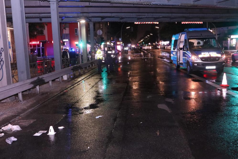 Der Unfallort in Berlin-Neukölln: Der angefahrene Fußgänger erlitt schwere Kopfverletzungen.