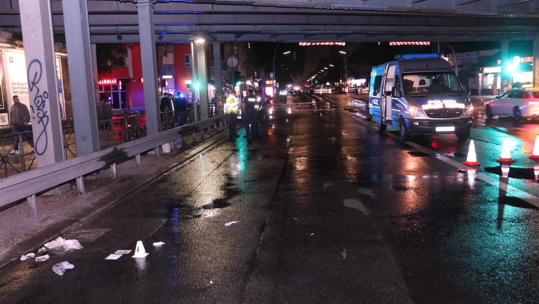 Der Unfallort in Berlin-Neukölln: Der angefahrene Fußgänger erlitt schwere Kopfverletzungen. Der Unfallort in Berlin-Neukölln: Der angefahrene Fußgänger erlitt schwere Kopfverletzungen.