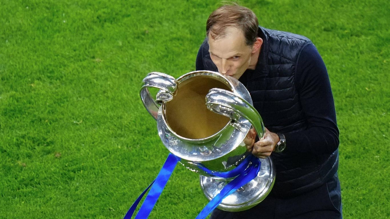 Thomas Tuchel mit dem Objekt der Begierde: Der Trainer gewann mit dem FC Chelsea im Sommer den Champions-League-Pokal.