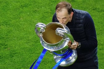 Thomas Tuchel mit dem Objekt der Begierde: Der Trainer gewann mit dem FC Chelsea im Sommer den Champions-League-Pokal.