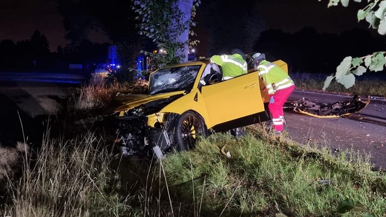 Der Lamborghini mit Totalschaden nach dem Unfall: Der Fahrer kam mit leichten Verletzungen davon.