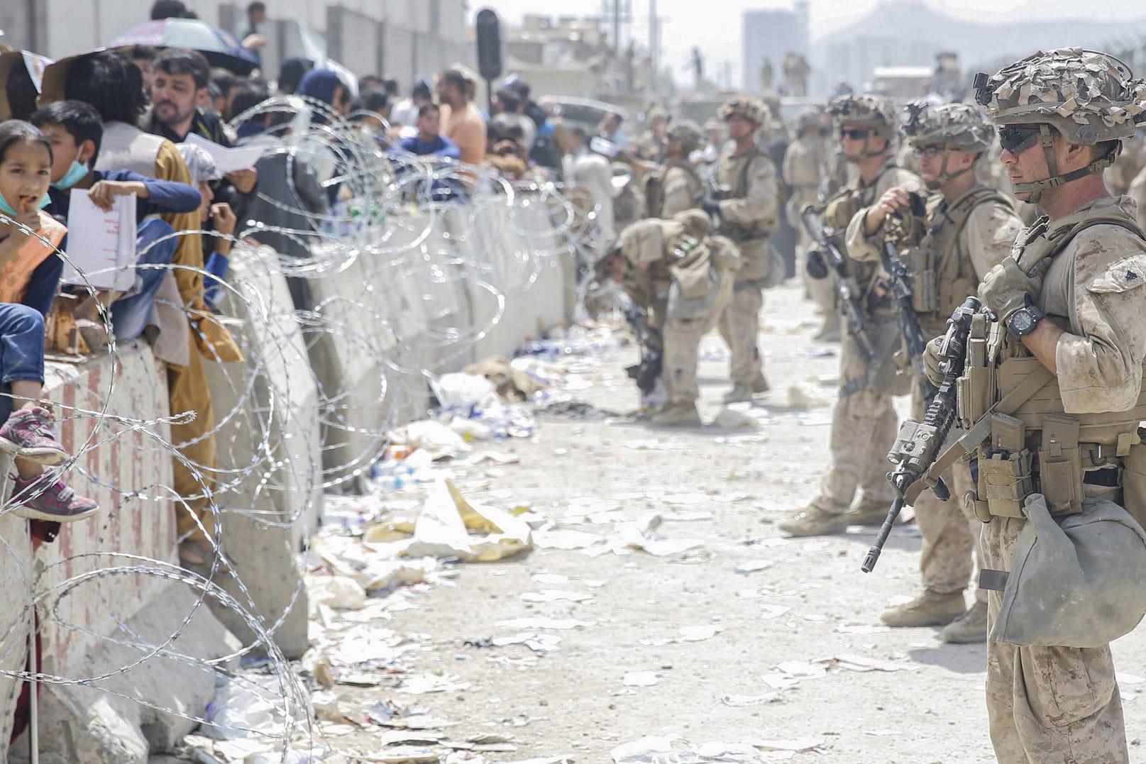 Menschen warten am Kabuler Flughafen: Die Evakuierungen enden bald.