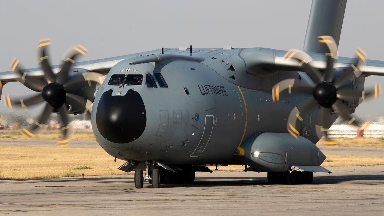 Ein Evakuierungsflugzeug der Bundeswehr aus Kabul erreicht den Flughafen im usbekischen Taschkent.