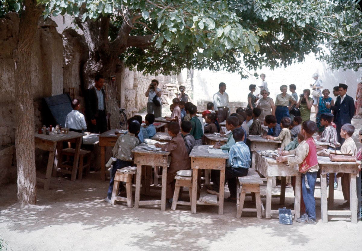 Eine Vollverschleierung war weder in der Schule noch auf dem Weg dorthin erlaubt. An einer Schule in Afghanistan wurde im Freien unterrichtet.