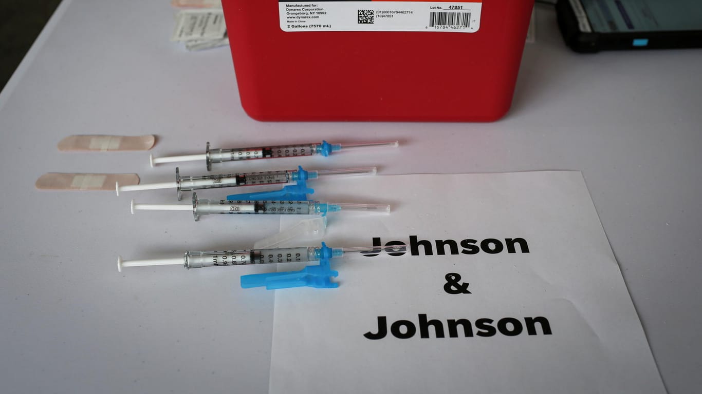 Johnson & Johnson: Der Impfstoff wird bisher nur einmal verimpft. Eine Auffrischungsimpfung könnte aber sinnvoll sein.