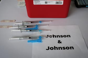 Johnson & Johnson: Der Impfstoff wird bisher nur einmal verimpft. Eine Auffrischungsimpfung könnte aber sinnvoll sein.