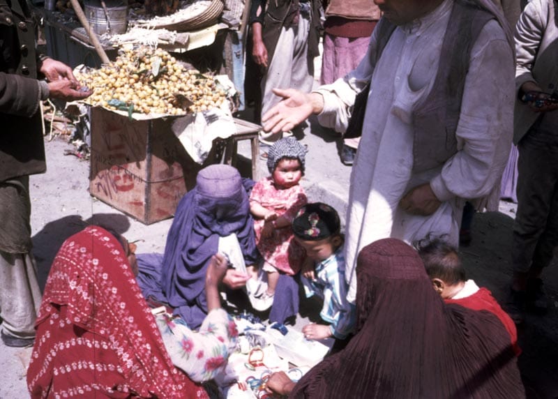 Verschleierte Frauen auf dem Markt: Der sogenannte Chadri ist ein Ganzkörperschleier, den viele Frauen aus religiösen Gründen tragen. Später, unter der Herrschaft der Taliban, waren Frauen zur Vollverschleierung verpflichtet.