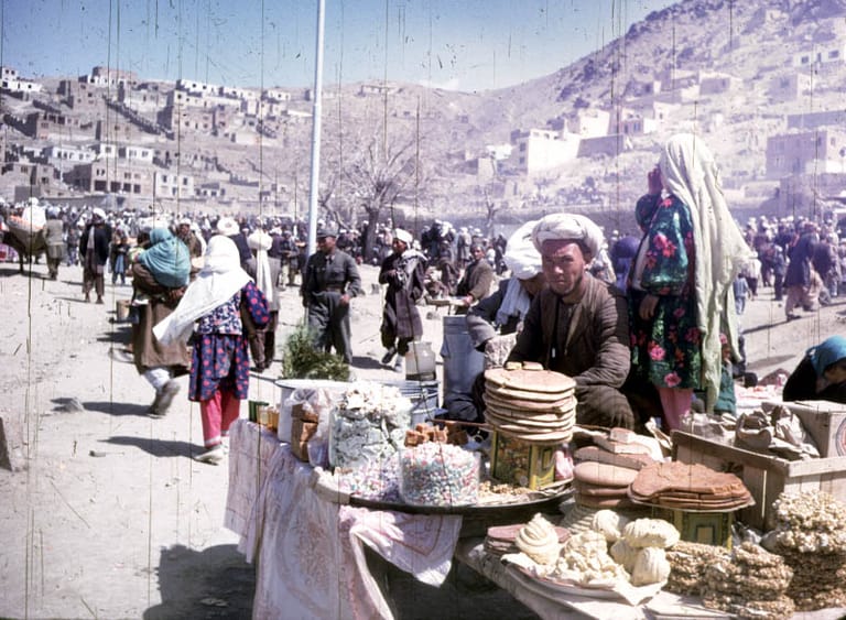 Auf den Tischen türmen sich lokale Speisen: Die meisten Lebensmittel kauften die Afghanen auf den großen Märkten ein.