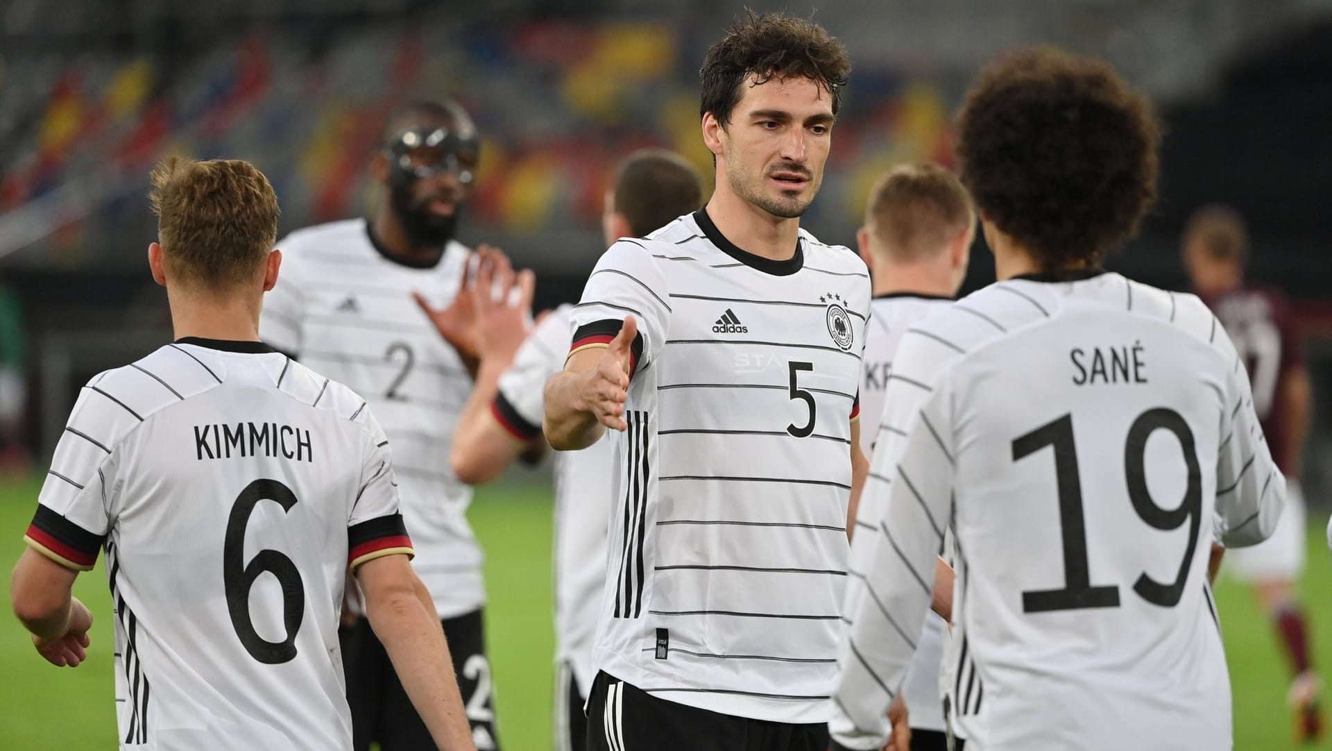 Mats Hummels und Leroy Sané klatschen sich ab: Erstgenannter soll im Septemberaufgebot der Nationalmannschaft noch fehlen, Sané wird dabei sein. Mats Hummels und Leroy Sané klatschen sich ab: Erstgenannter soll im Septemberaufgebot der Nationalmannschaft noch fehlen, Sané wird dabei sein.