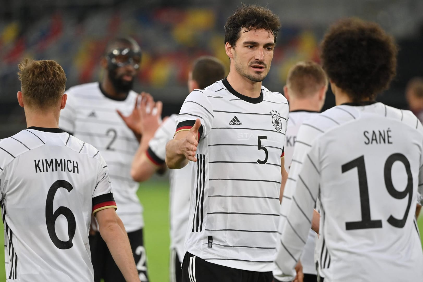 Mats Hummels und Leroy Sané klatschen sich ab: Erstgenannter soll im Septemberaufgebot der Nationalmannschaft noch fehlen, Sané wird dabei sein.