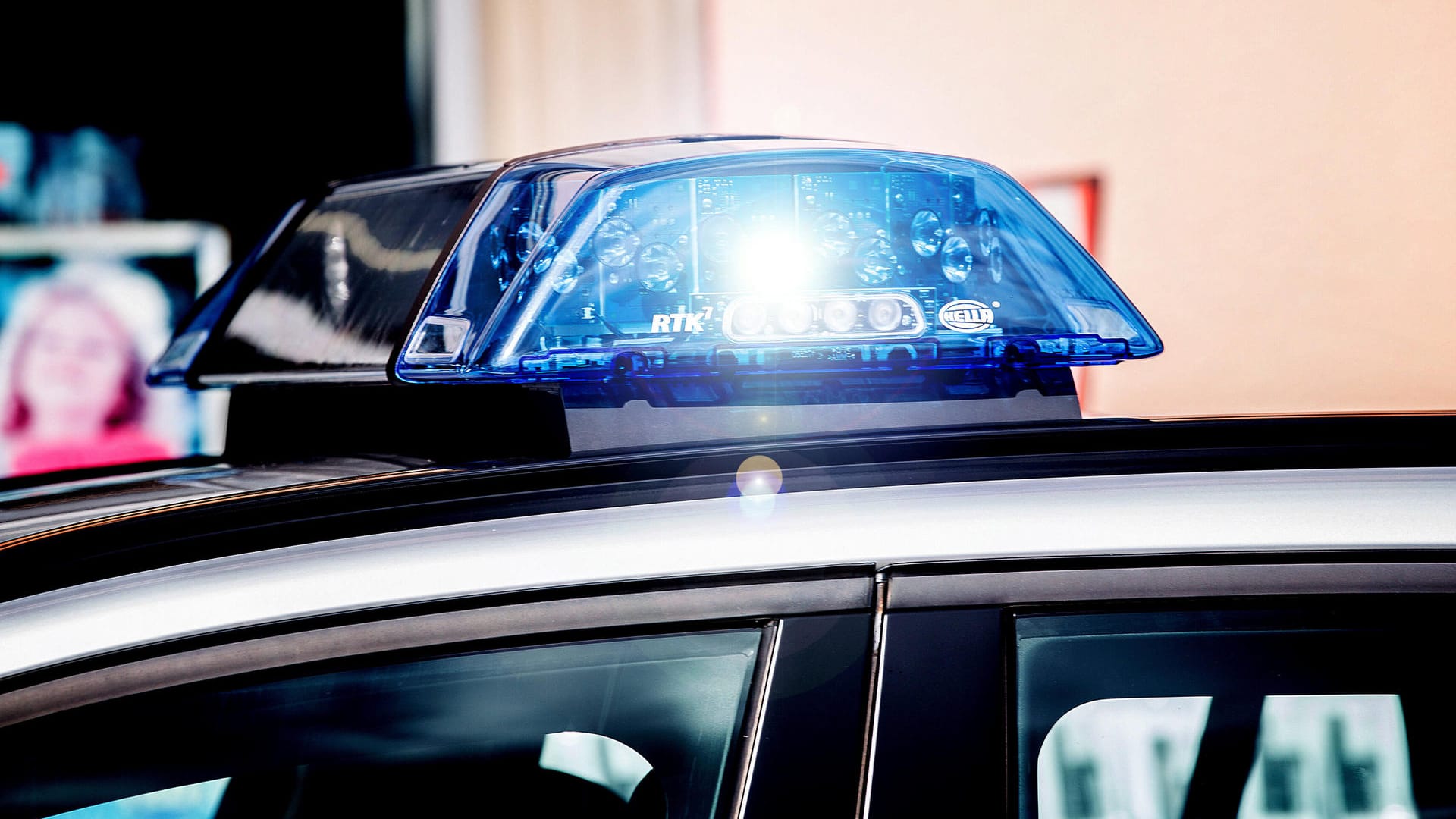 Blaulicht (Symbolbild): Eine Rentnerin verursachte mit Verkehrsunfällen an einem Tag mehrere Tausend Euro Schäden. Blaulicht (Symbolbild): Eine Rentnerin verursachte mit Verkehrsunfällen an einem Tag mehrere Tausend Euro Schäden.