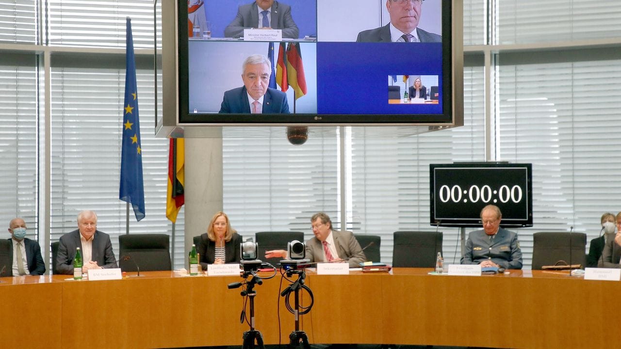 Im Innenausschuss des Bundestags sind die Innenminister aus Rheinland-Pfalz und Nordrhein-Westfalen, Roger Lewentz und Herbert Reul, per Video zugeschaltet.