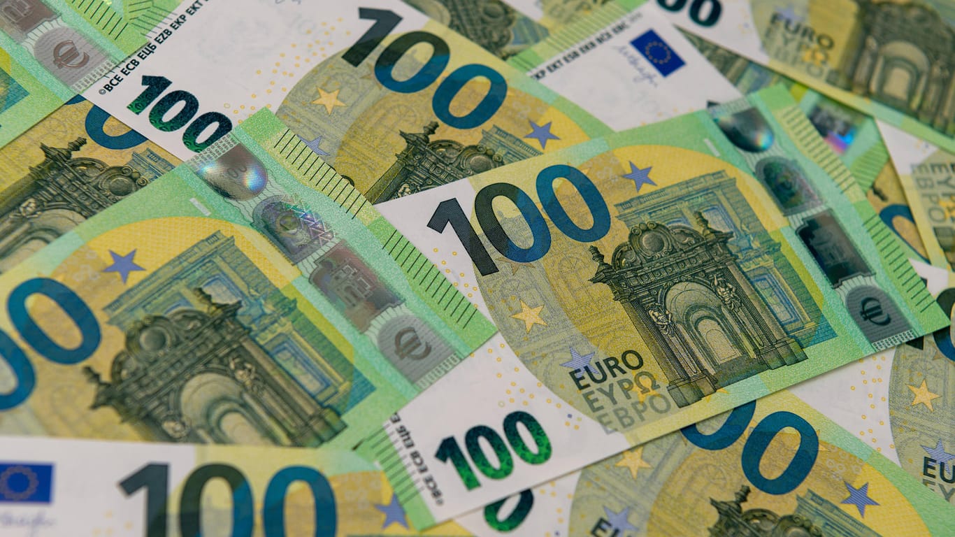 100 Euro Geldscheine (Symbolbild): Der Mann soll 46 gefälschte Geldscheine in den Verkehr gebracht haben.