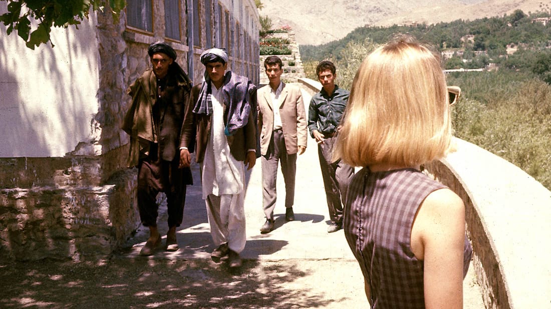 Peg Podlich 1967 vor einer Gruppe junger Männer in Kabul: Ihr Vater Bill Podlich hatte einen Lehrauftrag in Kabul angenommen.