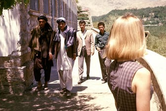 Peg Podlich 1967 vor einer Gruppe junger Männer in Kabul: Ihr Vater Bill Podlich hatte einen Lehrauftrag in Kabul angenommen.