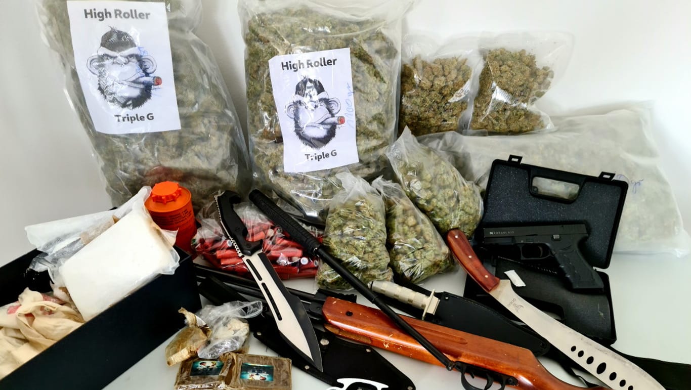 Drogen und Waffen liegen auf einem Tisch: Diese verbotenen Gegenstände hatte der Zoll bei einer Razzia in Berlin gefunden. Es ging dabei um Betrug mit unversteuertem Shishatabak.