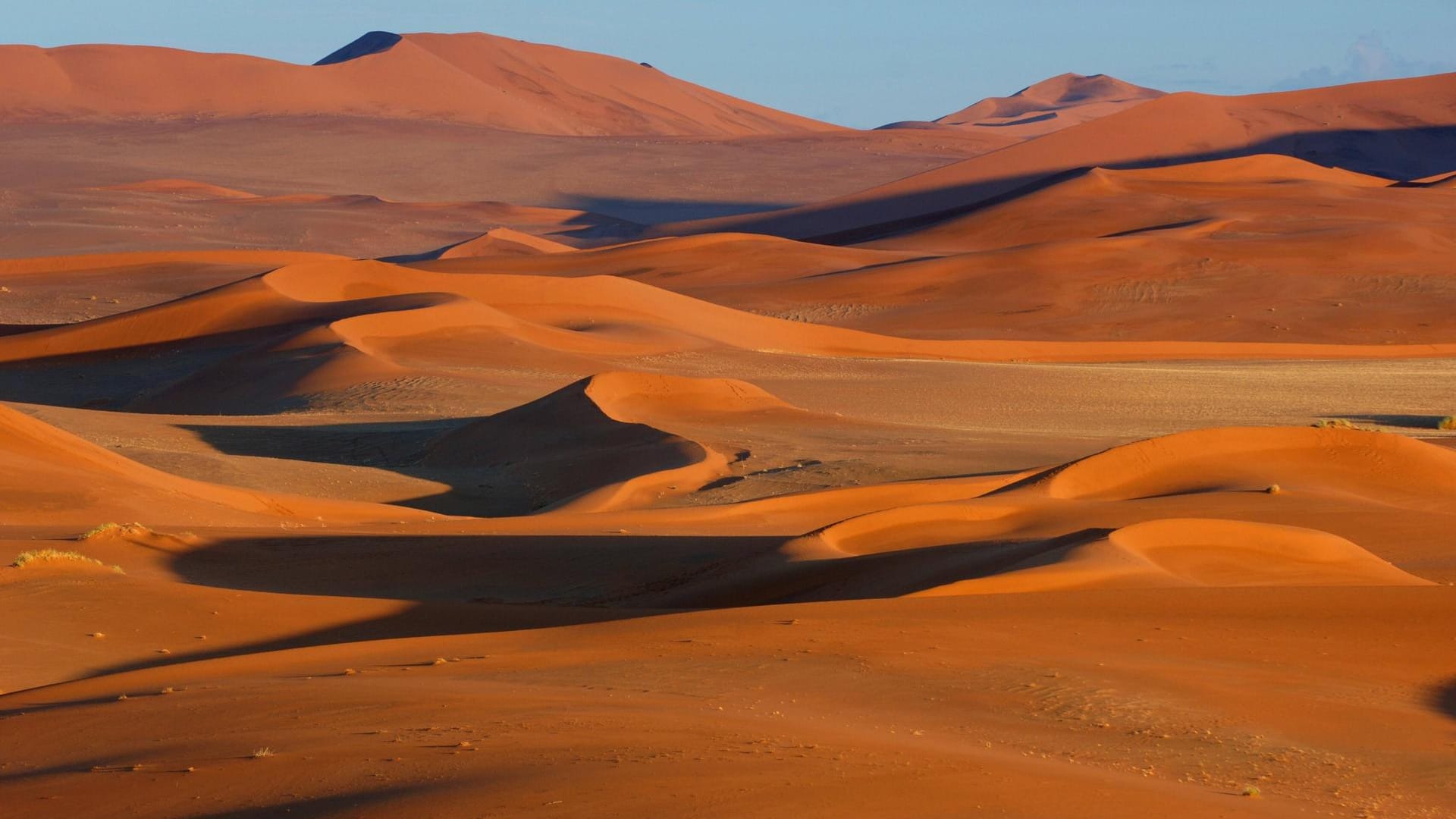 Ein Wüstenstück in Namibia (Symbolbild): Die Bundesrepublik hofft darauf, dass die vielen Sonnenstunden, hohen Windgeschwindigkeiten und günstigen Produktionsbedingungen ihr bald massenweise billige Wasserstoffimporte ermöglichen.