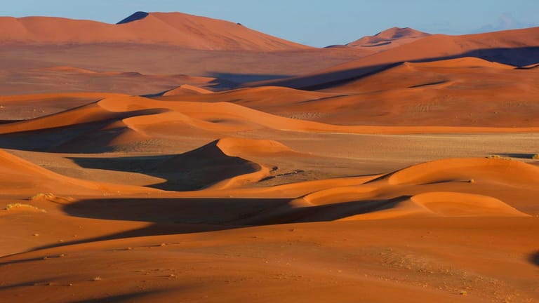Ein Wüstenstück in Namibia (Symbolbild): Die Bundesrepublik hofft darauf, dass die vielen Sonnenstunden, hohen Windgeschwindigkeiten und günstigen Produktionsbedingungen ihr bald massenweise billige Wasserstoffimporte ermöglichen.