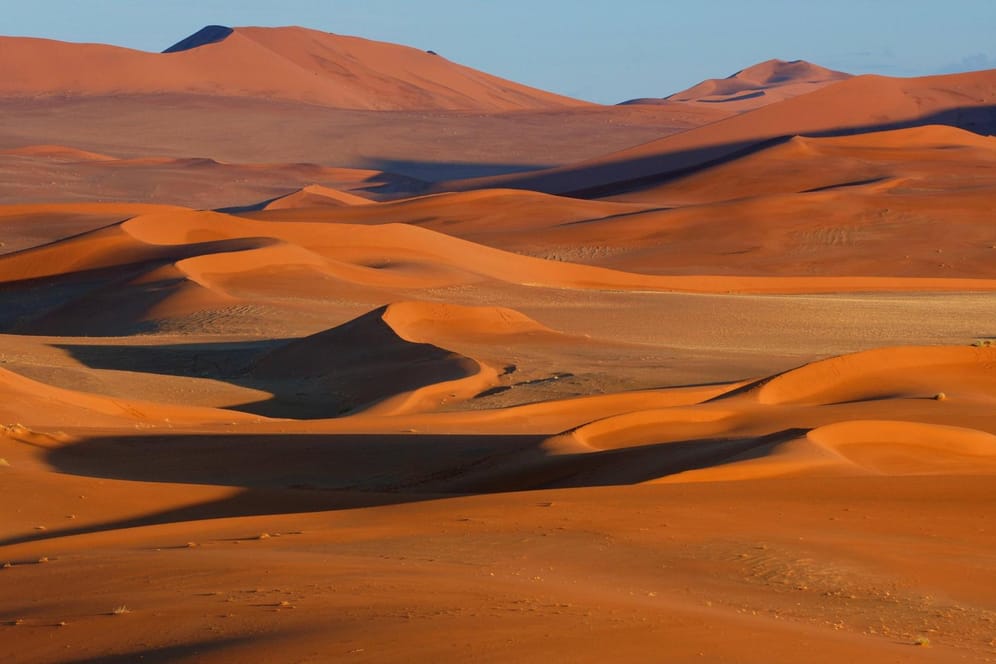 Ein Wüstenstück in Namibia (Symbolbild): Die Bundesrepublik hofft darauf, dass die vielen Sonnenstunden, hohen Windgeschwindigkeiten und günstigen Produktionsbedingungen ihr bald massenweise billige Wasserstoffimporte ermöglichen.