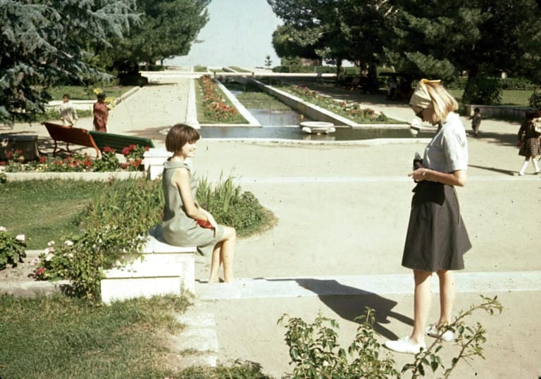 Die beiden Töchter von Podlich in den berühmten Paghman-Gärten, die etwa 15 Kilometer außerhalb von Kabul lagen. Im Krieg wurde dieser Ort komplett zerstört.