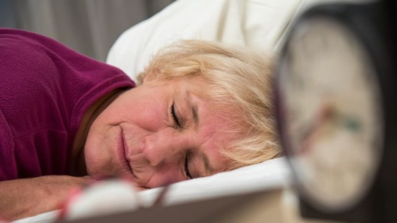 Schlafen: Mit fortschreitendem Alter steigt das Risiko für eine Schlafapnoe – aber es lässt sich vorbeugen, wie eine Studie jetzt zeigt.