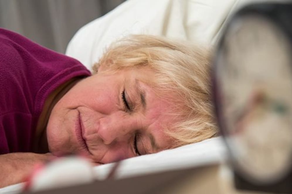 Schlafen: Mit fortschreitendem Alter steigt das Risiko für eine Schlafapnoe – aber es lässt sich vorbeugen, wie eine Studie jetzt zeigt.