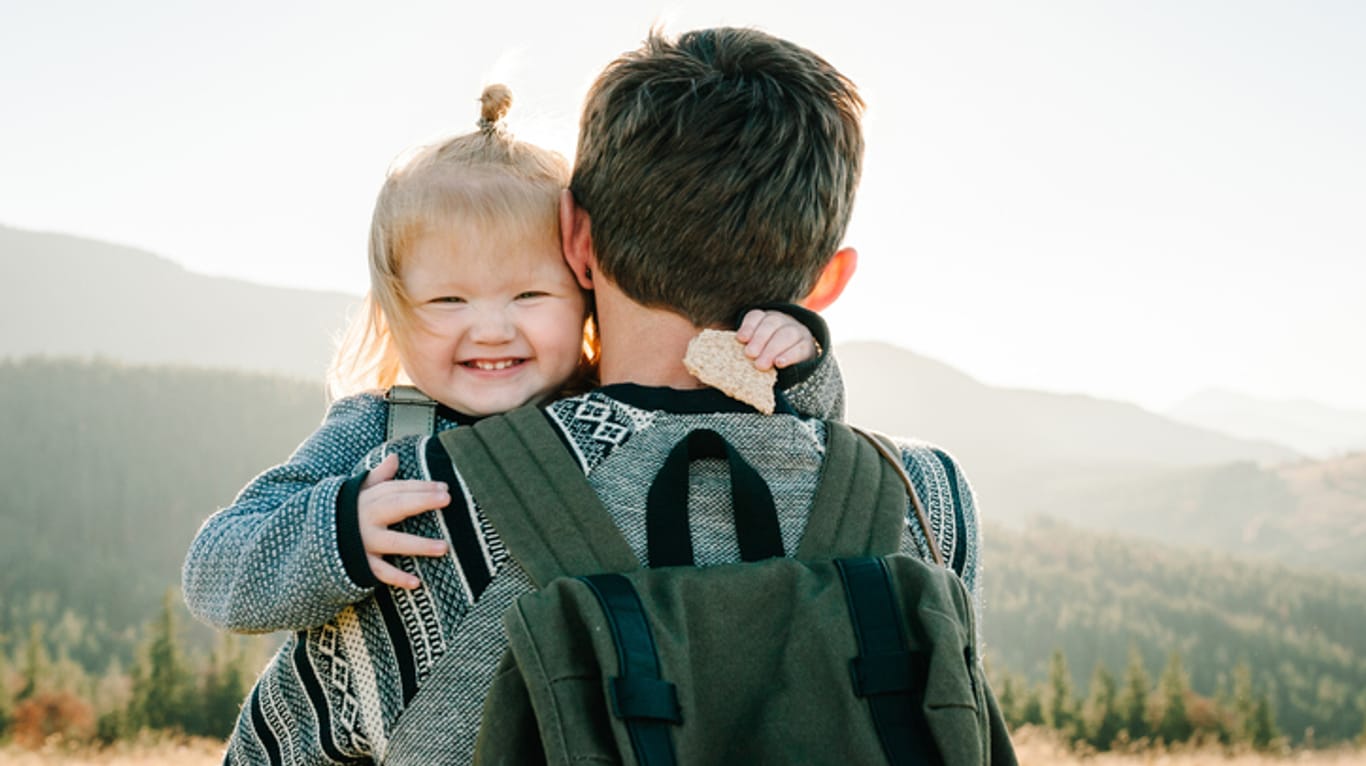 Vater mit kleiner Tochter auf dem Arm (Symbolbild): Eine Risikolebensversicherung ist für viele Familien notwendig.