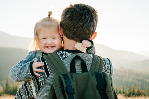 Vater mit kleiner Tochter auf dem Arm (Symbolbild): Eine Risikolebensversicherung ist für viele Familien notwendig.