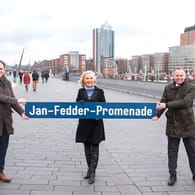 Hamburgs Kultursenator Carsten Brosda (SPD, li.), die Witwe des Schauspielers Jan Fedder, Marion, und Hamburgs Innensenator Andy Grote (SPD): Hamburg bekommt eine Jan-Fedder-Promenade.