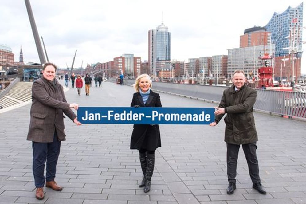 Hamburgs Kultursenator Carsten Brosda (SPD, li.), die Witwe des Schauspielers Jan Fedder, Marion, und Hamburgs Innensenator Andy Grote (SPD): Hamburg bekommt eine Jan-Fedder-Promenade.