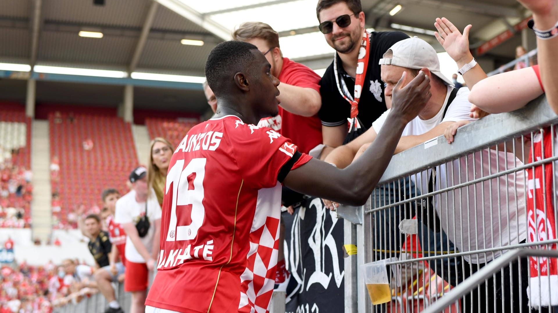 Moussa Niakhate lässt sich von den Fans feiern (Archivbild).