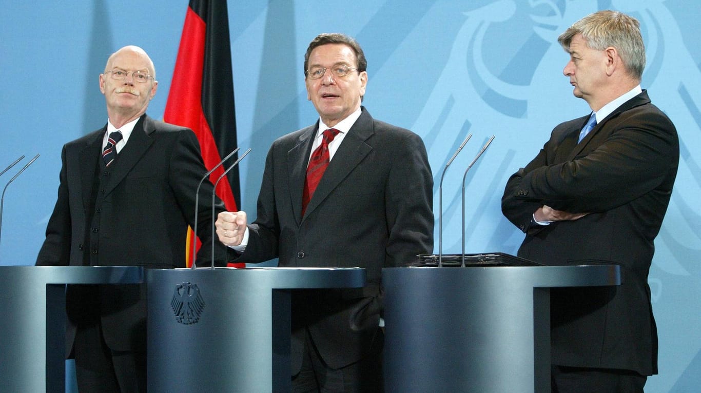 Peter Struck, Gerhard Schröder und Joschka Fischer: Die rot-grüne Regierung hatte den Einsatz der Bundeswehr in Afghanistan beschlossen.