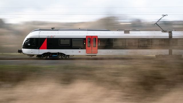 Ein Zug des Anbieters Abellio fährt auf einem Gleis