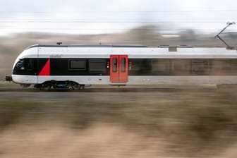 Ein Zug des Anbieters Abellio fährt auf einem Gleis