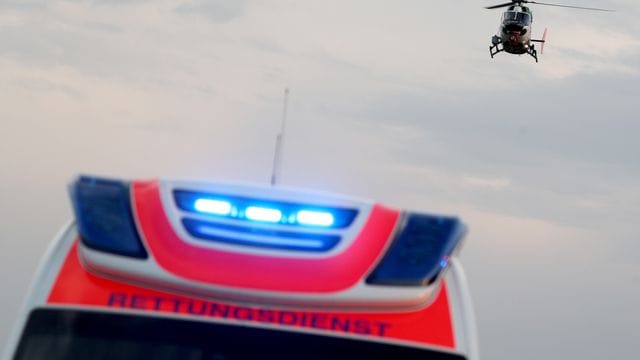 Rettungswagen und Hubschrauber im Einsatz: Ob der Mann in Thüringen überhaupt ins Krankenhaus musste, ist unklar. (Symbolfoto) Rettungswagen und Hubschrauber im Einsatz: Ob der Mann in Thüringen überhaupt ins Krankenhaus musste, ist unklar. (Symbolfoto)
