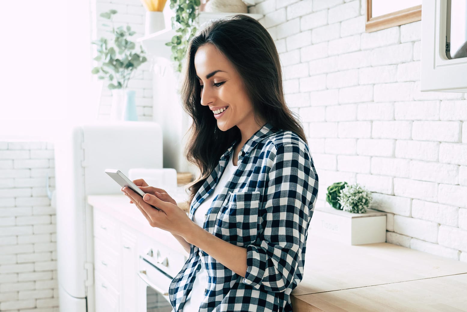 Frau mit Smartphone: Der BMI lässt sich einfach ausrechnen. Aber was sagt er aus?