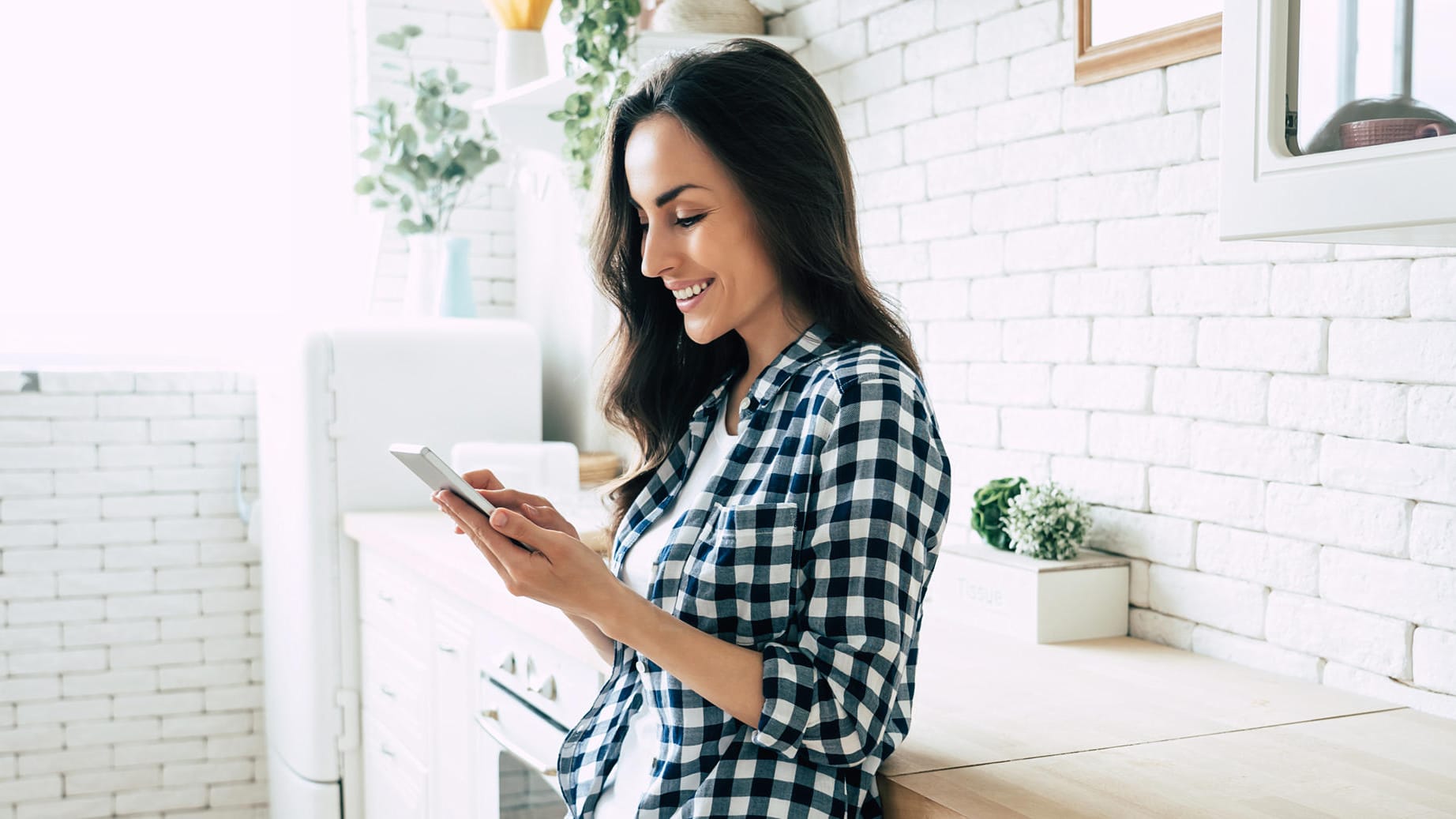 Frau mit Smartphone: Der BMI lässt sich einfach ausrechnen. Aber was sagt er aus?