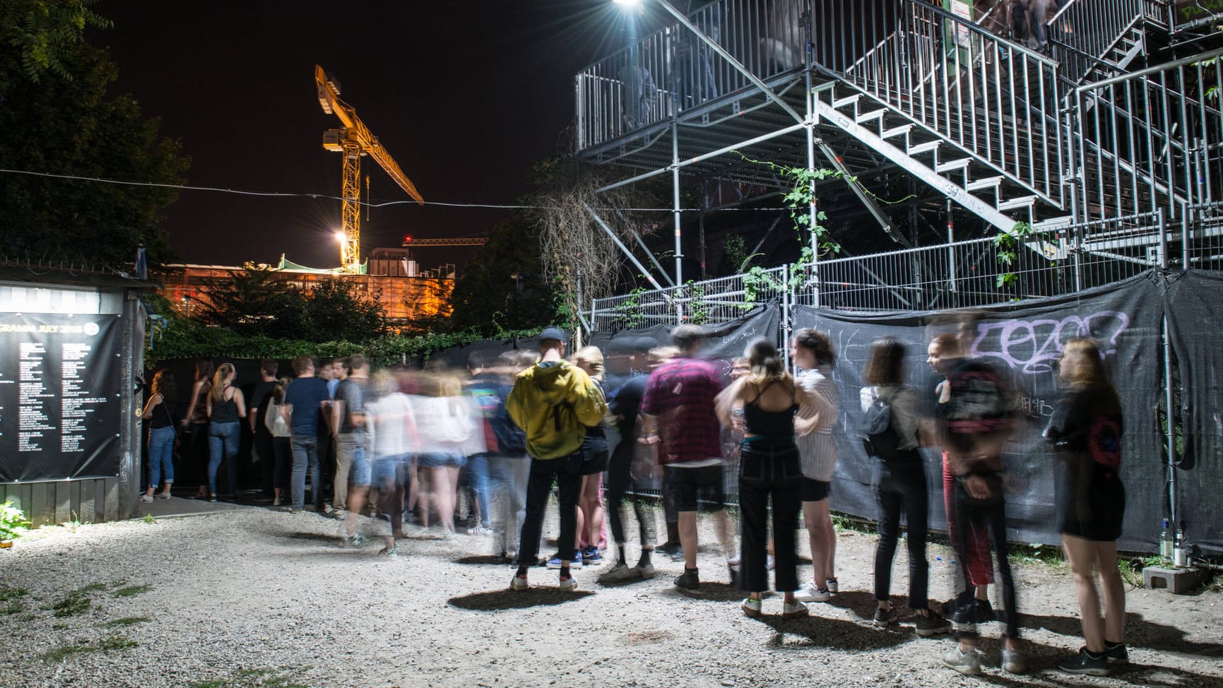 Eine Schlange vor dem "Suicide Club" in Berlin-Friedrichshain (Archivbild): Der Club schließt wegen "tragischer Umstände" ein Wochenende lang.