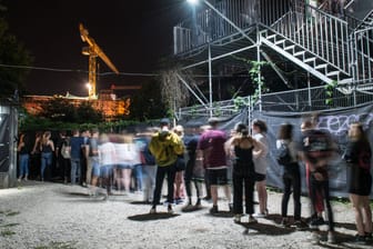 Eine Schlange vor dem "Suicide Club" in Berlin-Friedrichshain (Archivbild): Der Club schließt wegen "tragischer Umstände" ein Wochenende lang.
