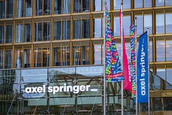Verlagshaus der Axel Springer SE in Berlin (Symbolbild): Der Medienkonzern hat das US-amerikanischen Nachrichtenunternehmen Politico gekauft.