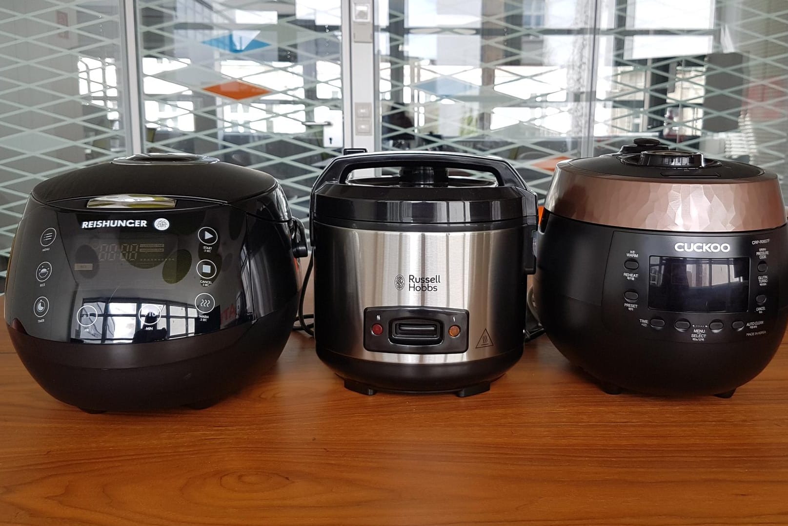 Reiskocher im Test: Unsere Testprodukte von Reishunger, Russel Hobbs und Cuckoo (von links nach rechts).
