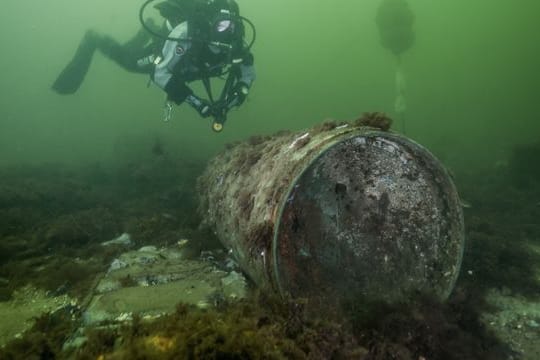 Ein Taucher nähert sich Munitionsaltlasten am Ostseegrund